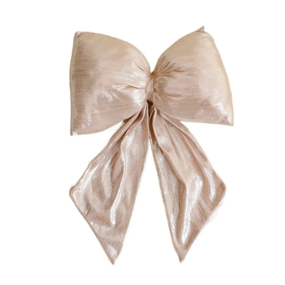 Decorazione natalizia con fiocchi rossi di grandi dimensioni per la punta dell'albero.