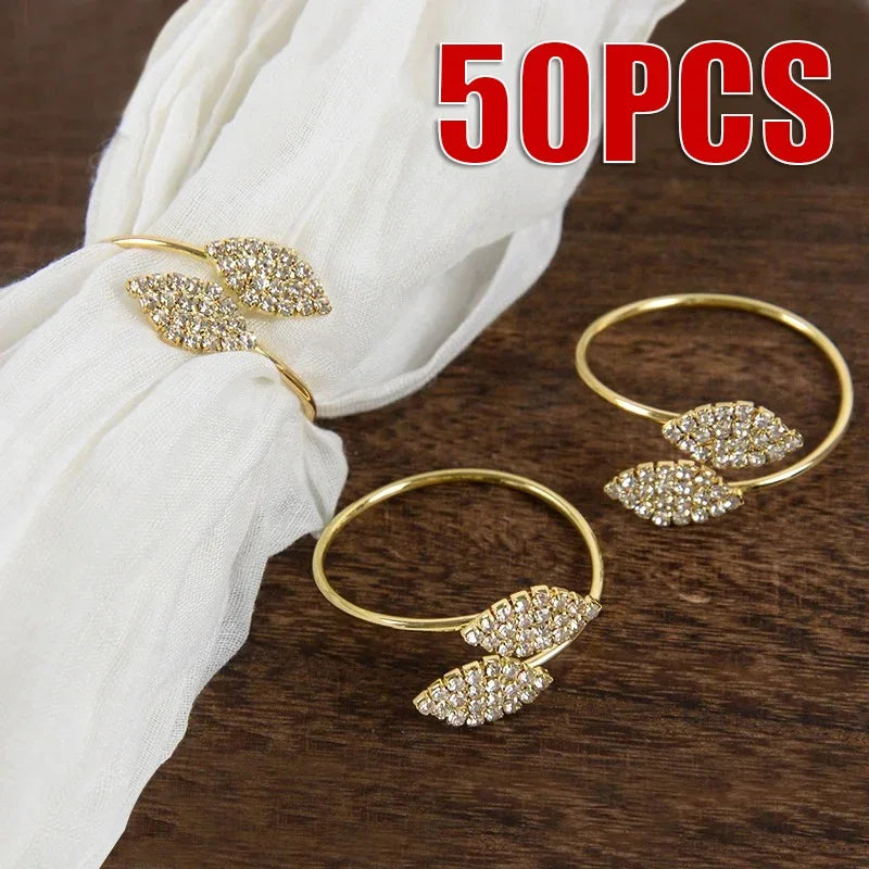 Serviettenringe mit Blättern, elegante Tischdekoration aus Blattgold und Splittern.