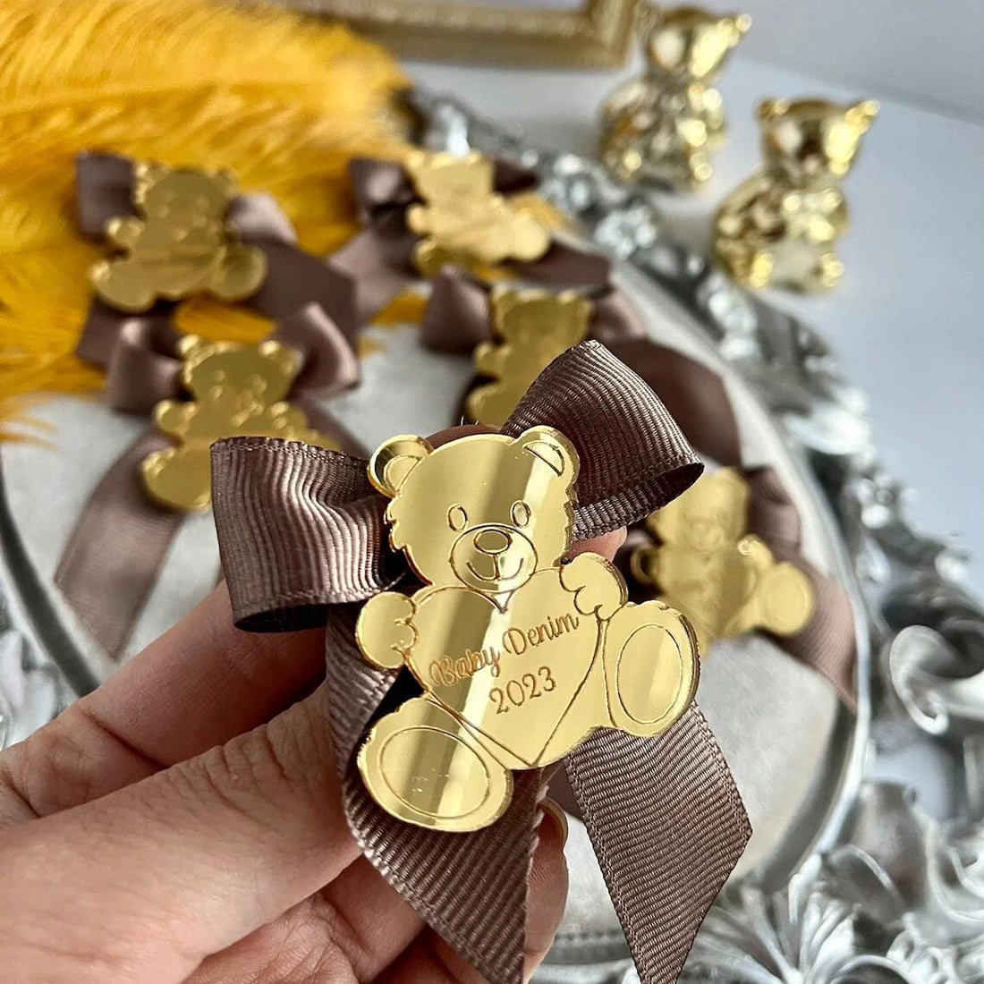 Personalisierte, gravierte Teddybär-Anhänger in Gold.