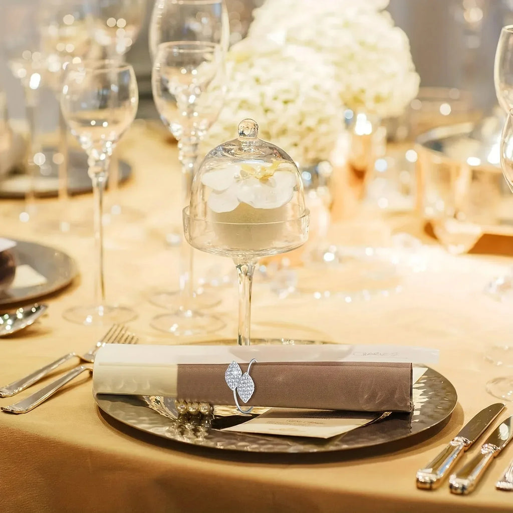 Anelli per tovaglioli con foglie, eleganti decorazioni da tavola in foglia d'oro.