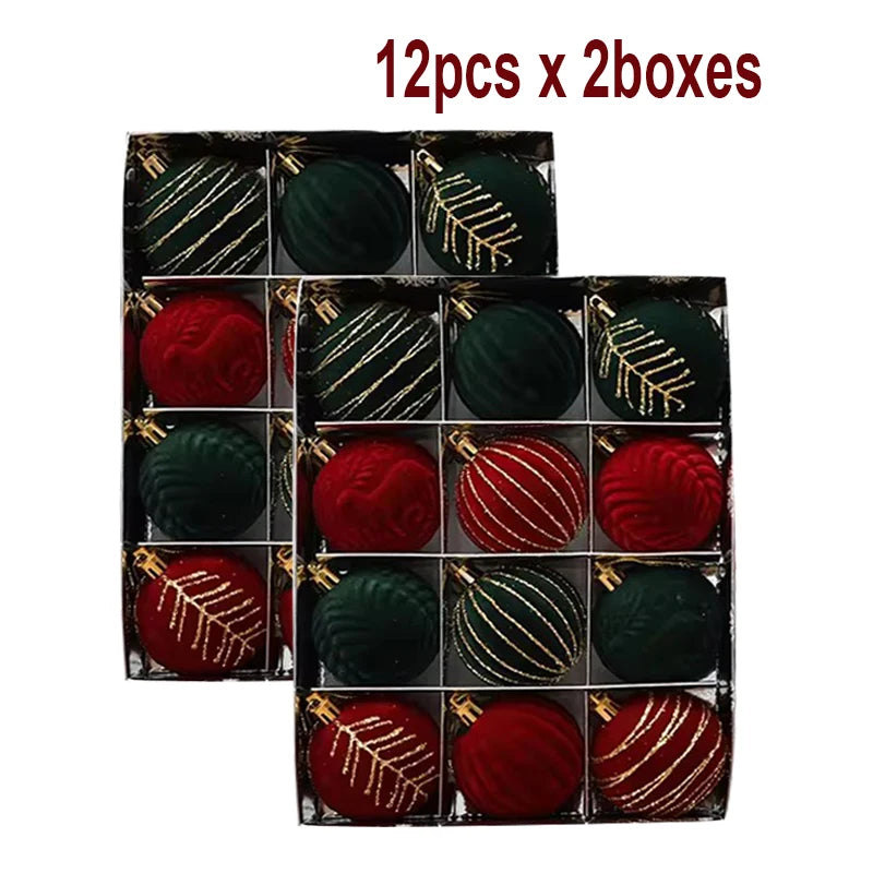 Decorazioni natalizie con palline rosso vino e albero di Natale bianco e verde scuro.