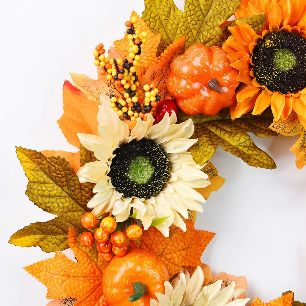 Ghirlanda natalizia con zucca, bacche, pigna, acero, decorazione per la casa.