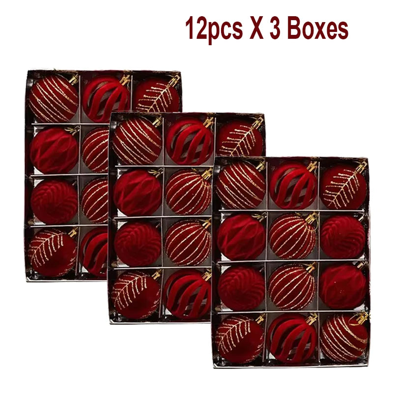 Decorazioni natalizie con palline rosso vino e albero di Natale bianco e verde scuro.