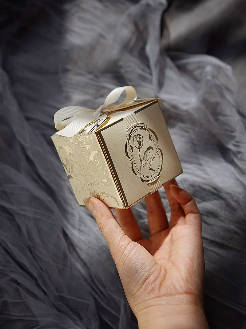 Scatole regalo in cartone con fiori di tulipani e caramelle.