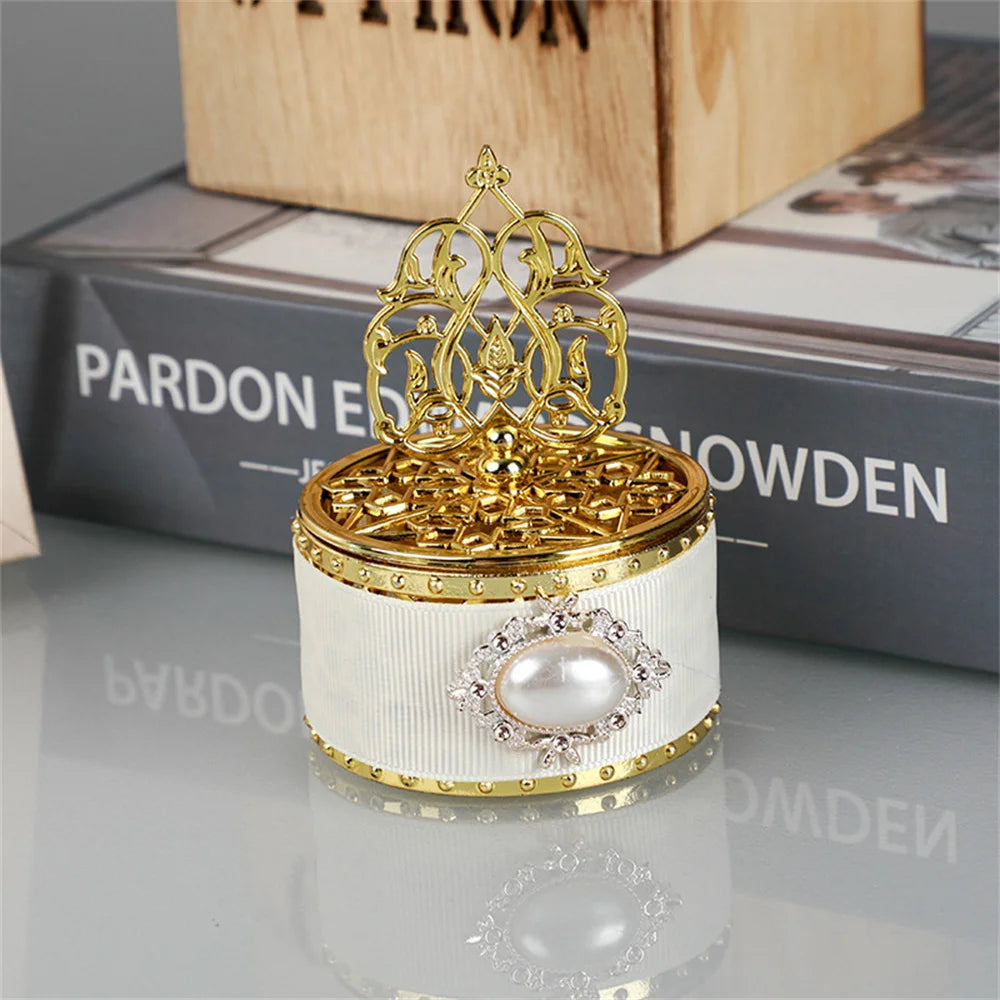 Elegante Süßigkeiten-Geschenkbox in Goldweiß.