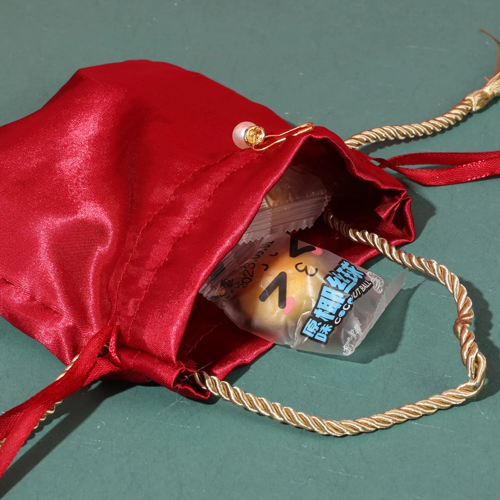 Sacchetto di stoffa con coulisse per i regali degli ospiti delle nozze, colore rosso.