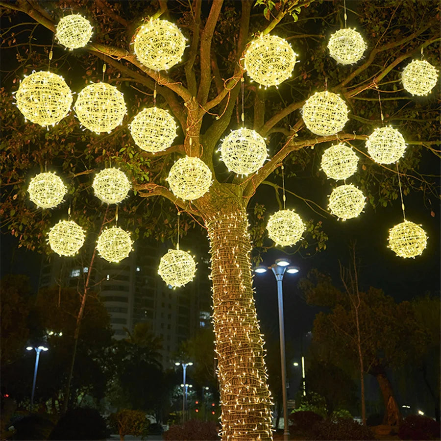 Luci di Natale a LED con sfere in rattan da esterno, 20 cm e 30 cm.