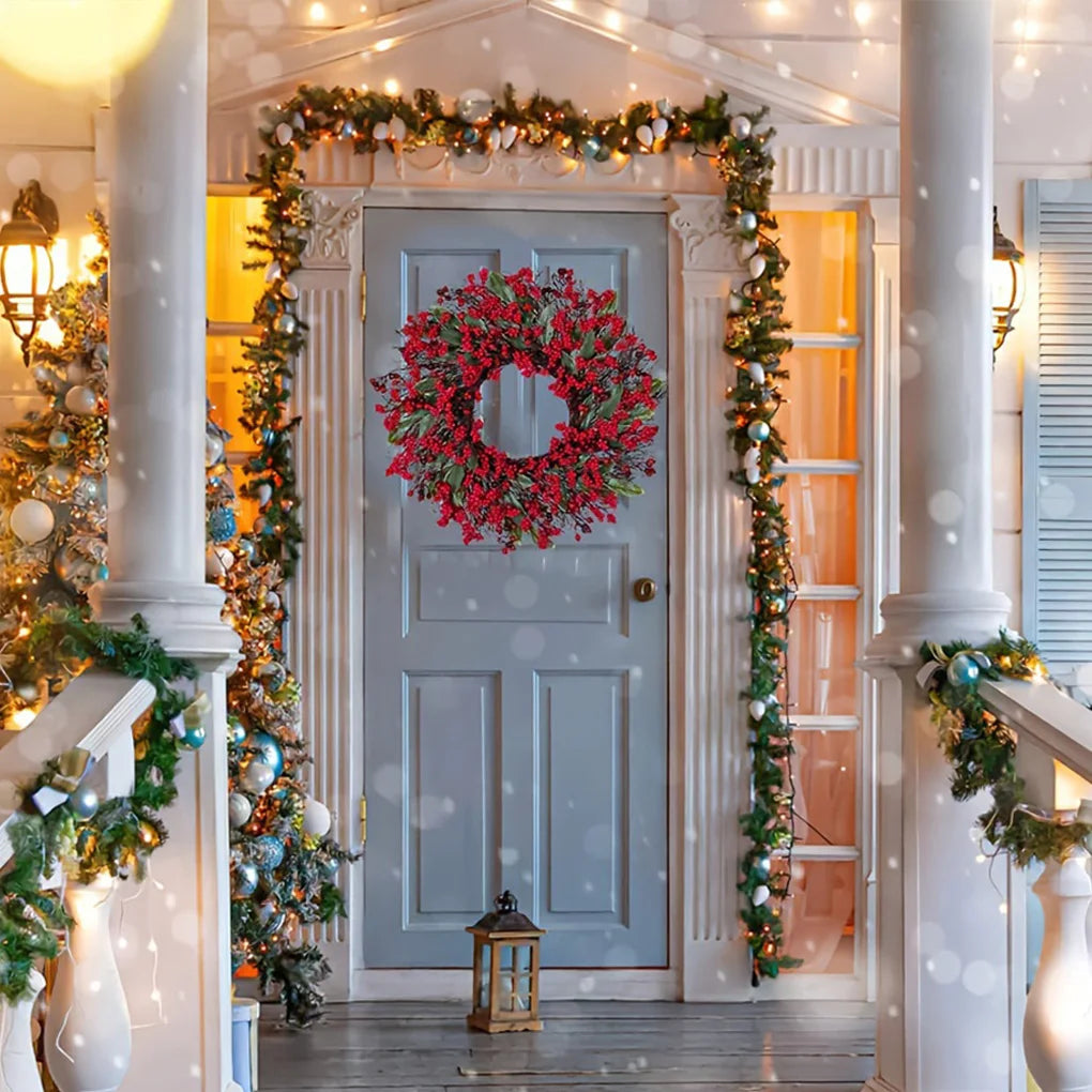 Ghirlande natalizie con foglie di cipresso e bacche rosse di pino.