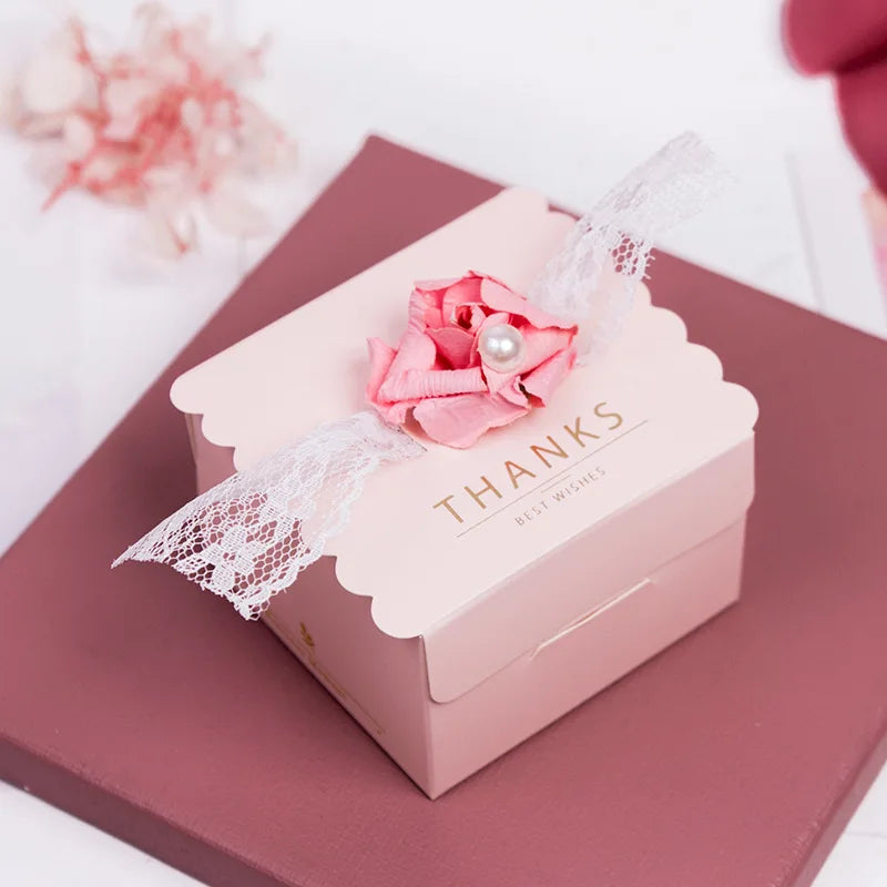 Scatola porta caramelle con fiori, quadrata, rosa, nastro, sacchetto di carta, 5 pezzi.