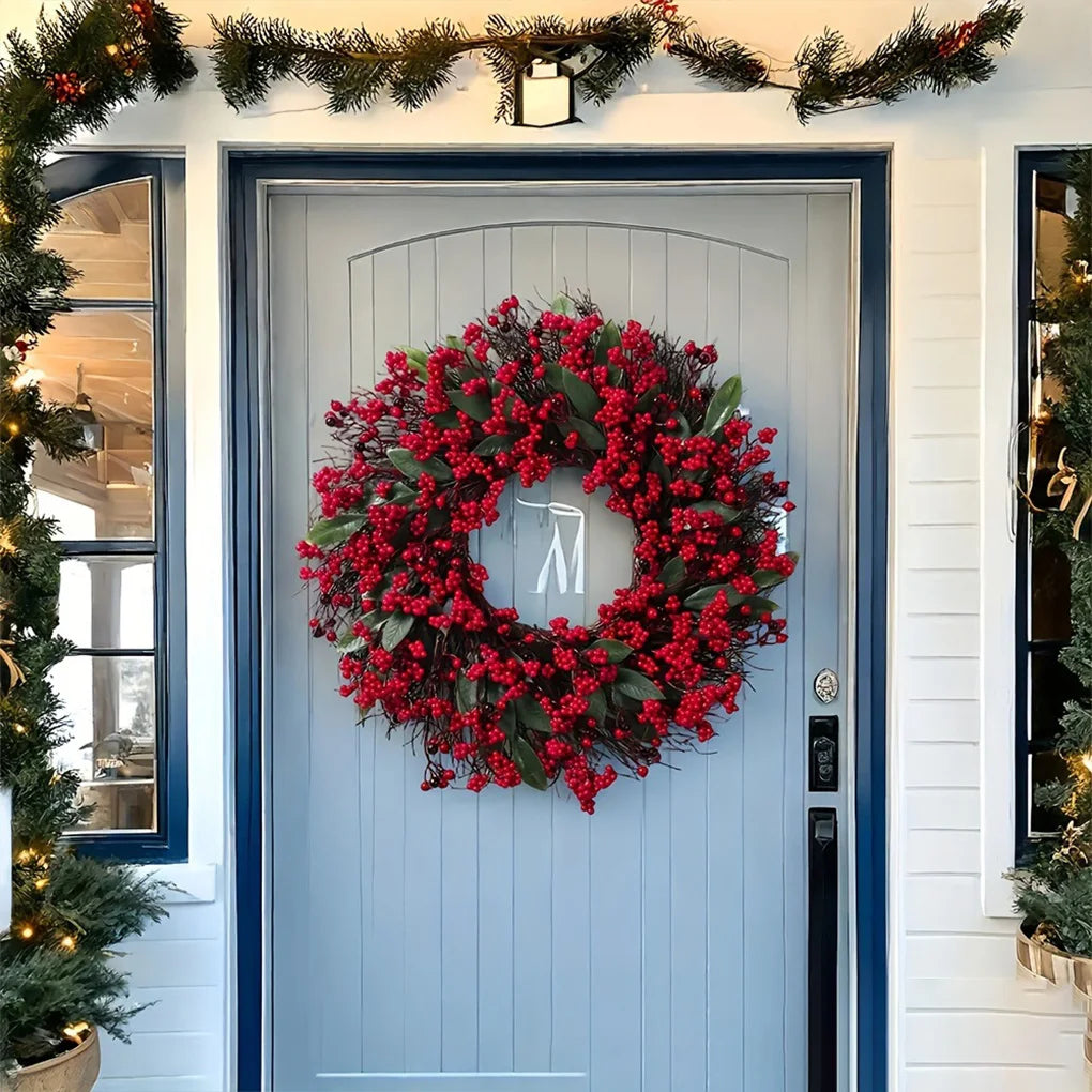 Ghirlande natalizie con foglie di cipresso e bacche rosse di pino.