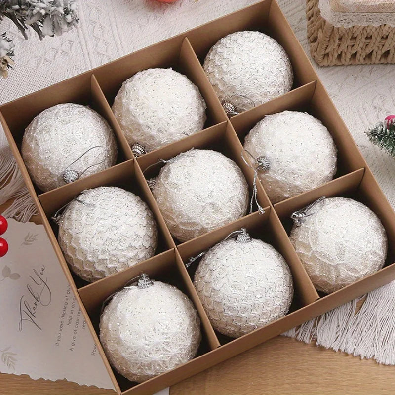 Scatola regalo con palline di Natale colorate.