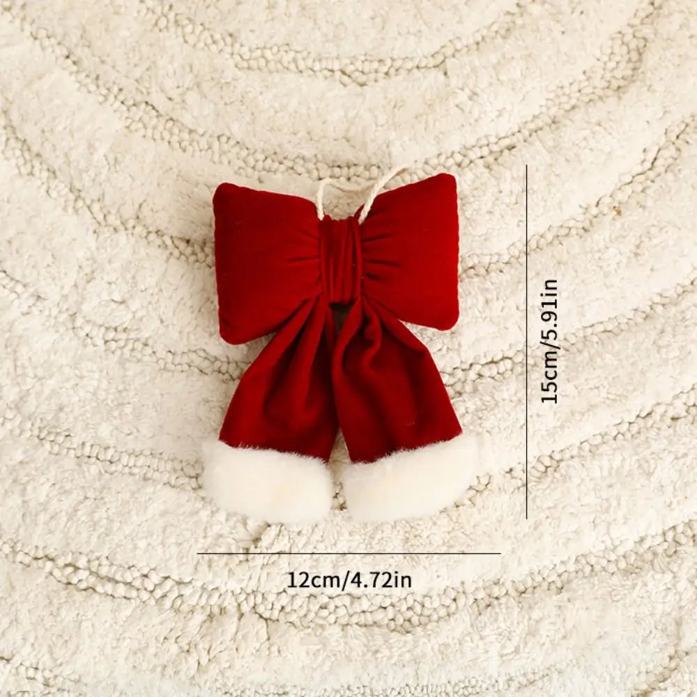 Decorazione natalizia con fiocchi rossi di grandi dimensioni per la punta dell'albero.