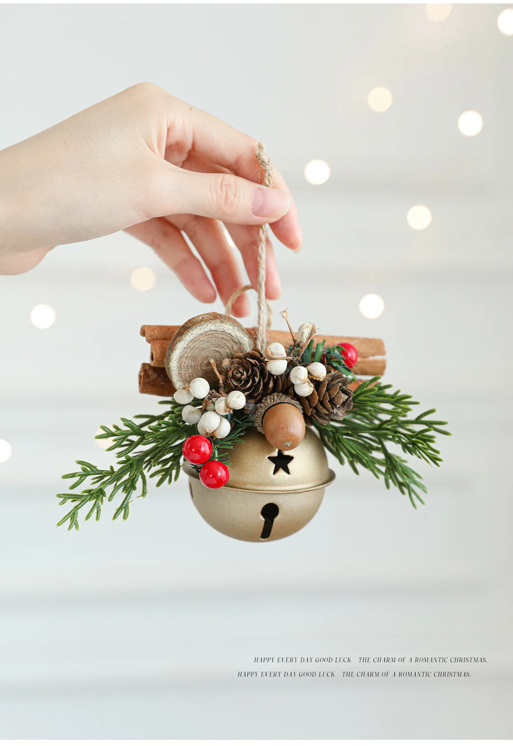 Campanelli di Natale, corna, fiocchi, pigne, albero di Natale.