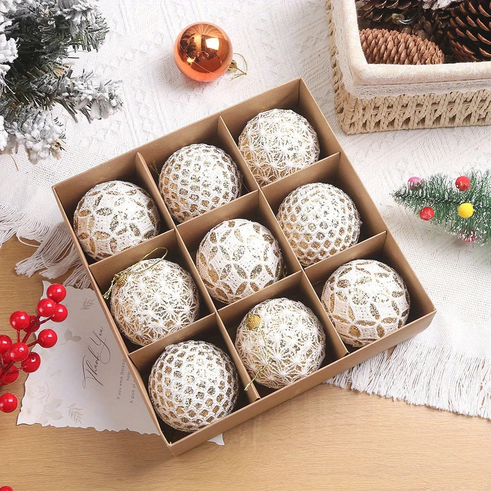 Scatola regalo con palline di Natale colorate.