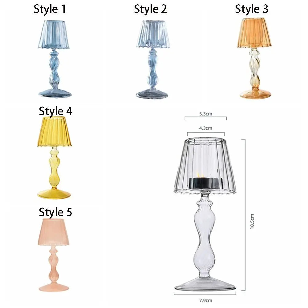 Candeliere in vetro con base alta a righe, creativo e delicato.