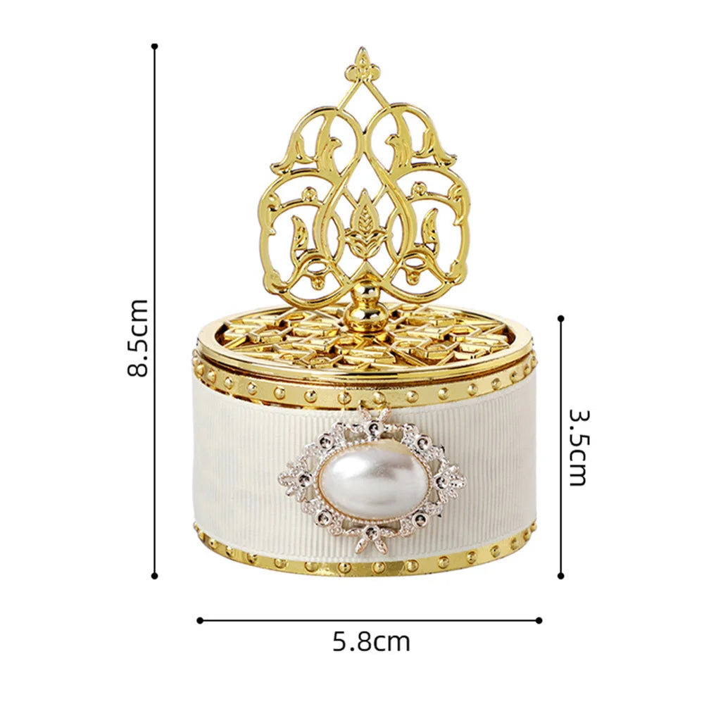Elegante Süßigkeiten-Geschenkbox in Goldweiß.