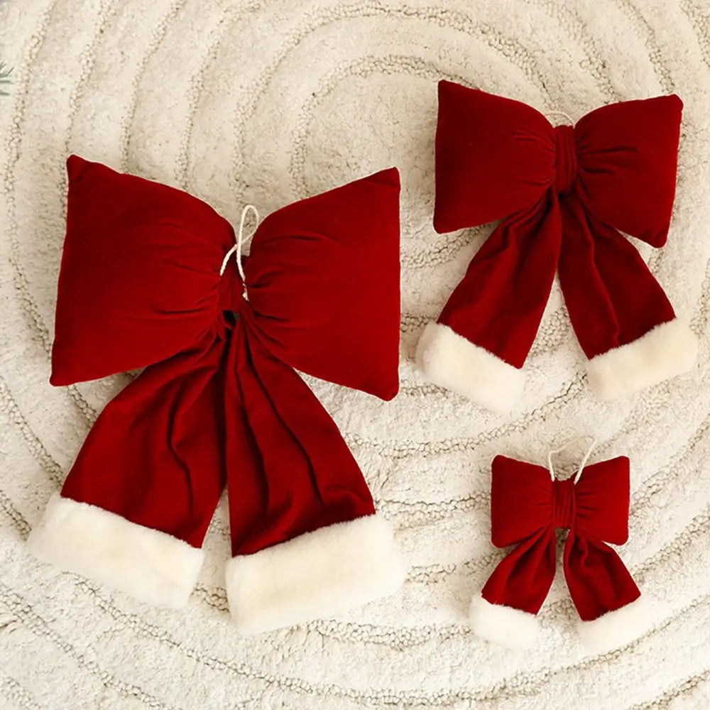 Decorazione natalizia con fiocchi rossi di grandi dimensioni per la punta dell'albero.