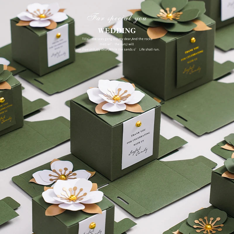 Scatola portaconfetti per matrimonio, verde, creativa, quadrata, personalizzata con fiori.