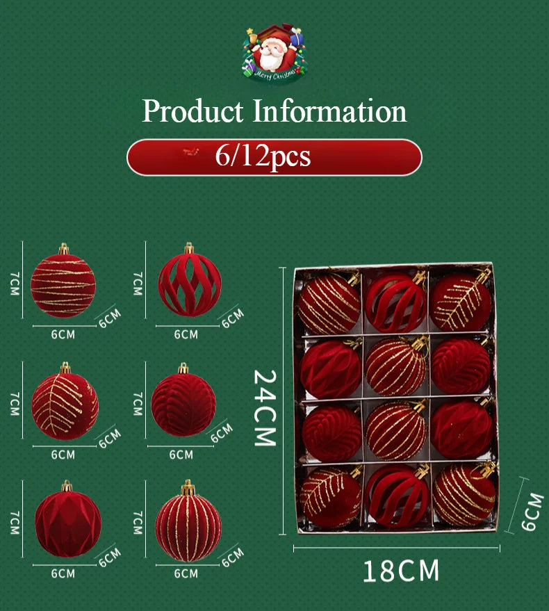 Decorazioni natalizie con palline rosso vino e albero di Natale bianco e verde scuro.