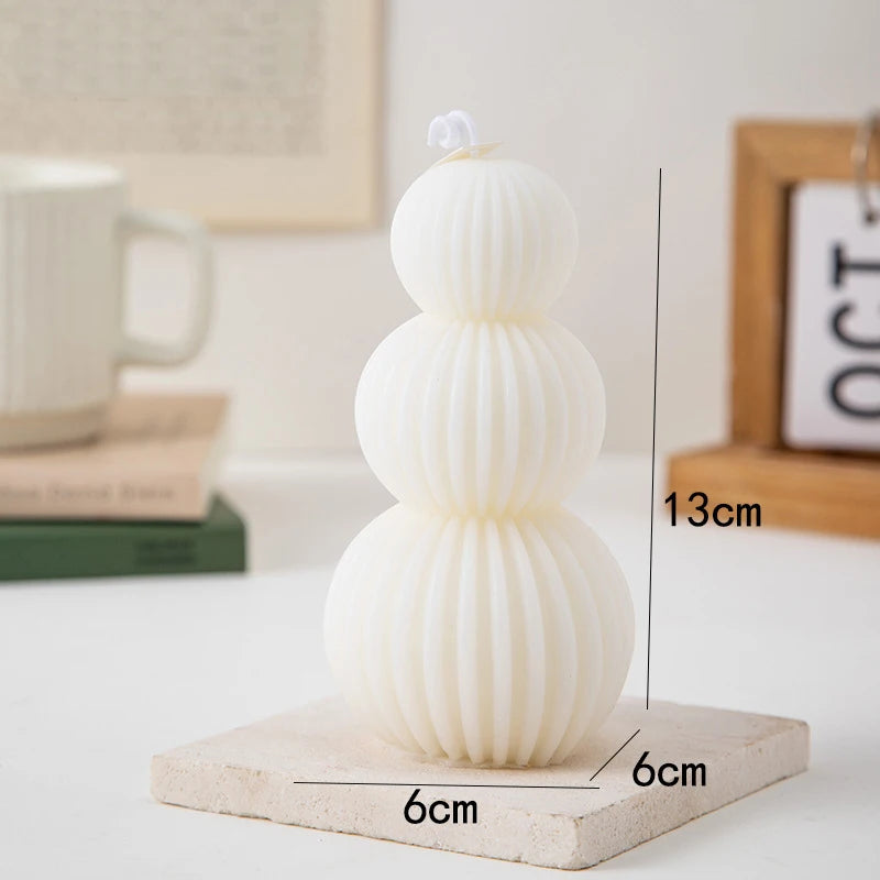 Candela profumata con fragranza creativa a forma di palla di onde geometriche.