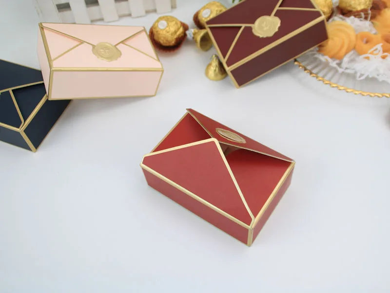 Nuove scatole regalo a forma di busta per bomboniere di nozze.