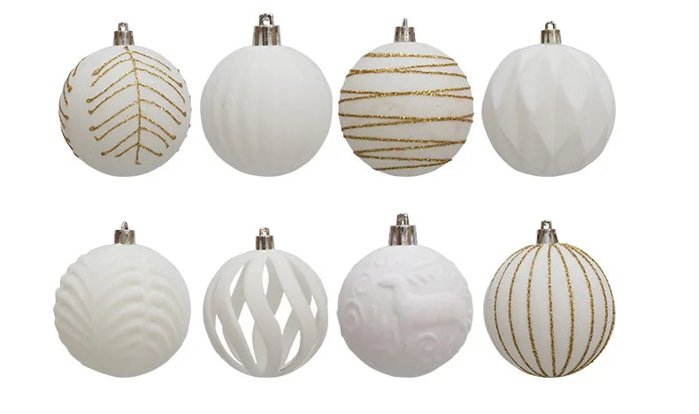 Decorazioni natalizie con palline rosso vino e albero di Natale bianco e verde scuro.