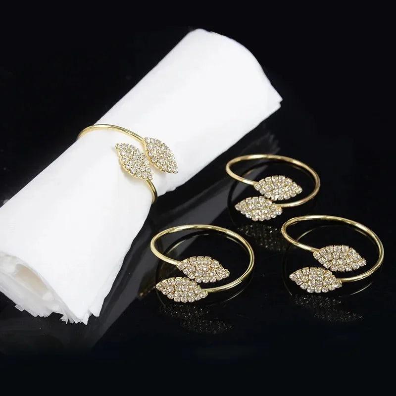 Serviettenringe mit Blättern, elegante Tischdekoration aus Blattgold und Splittern.