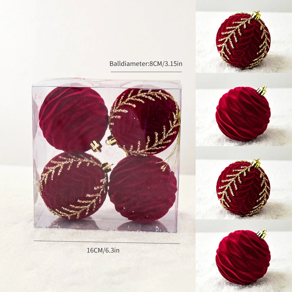 Decorazioni per l'albero di Natale con palline dipinte di rosso.