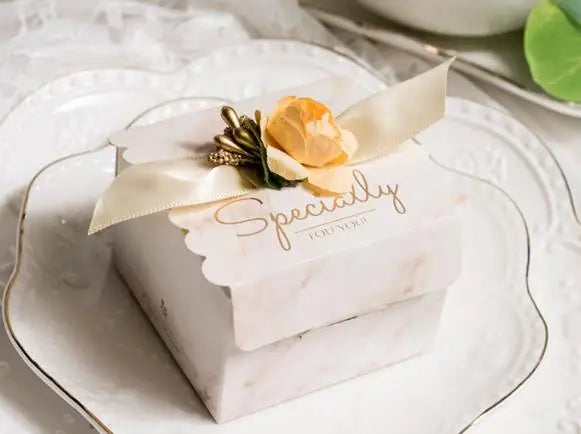 Scatola porta caramelle con fiori, quadrata, rosa, nastro, sacchetto di carta, 5 pezzi.