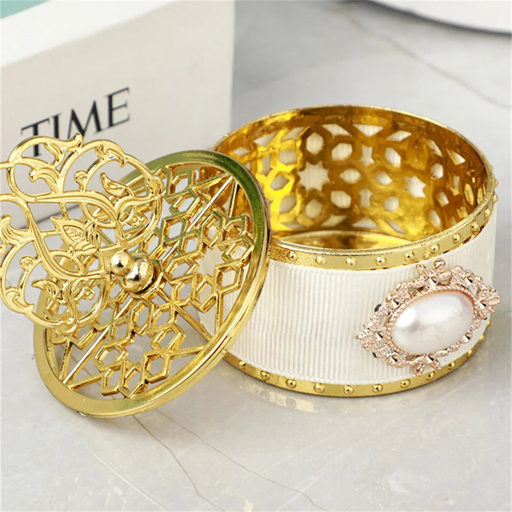 Elegante Süßigkeiten-Geschenkbox in Goldweiß.