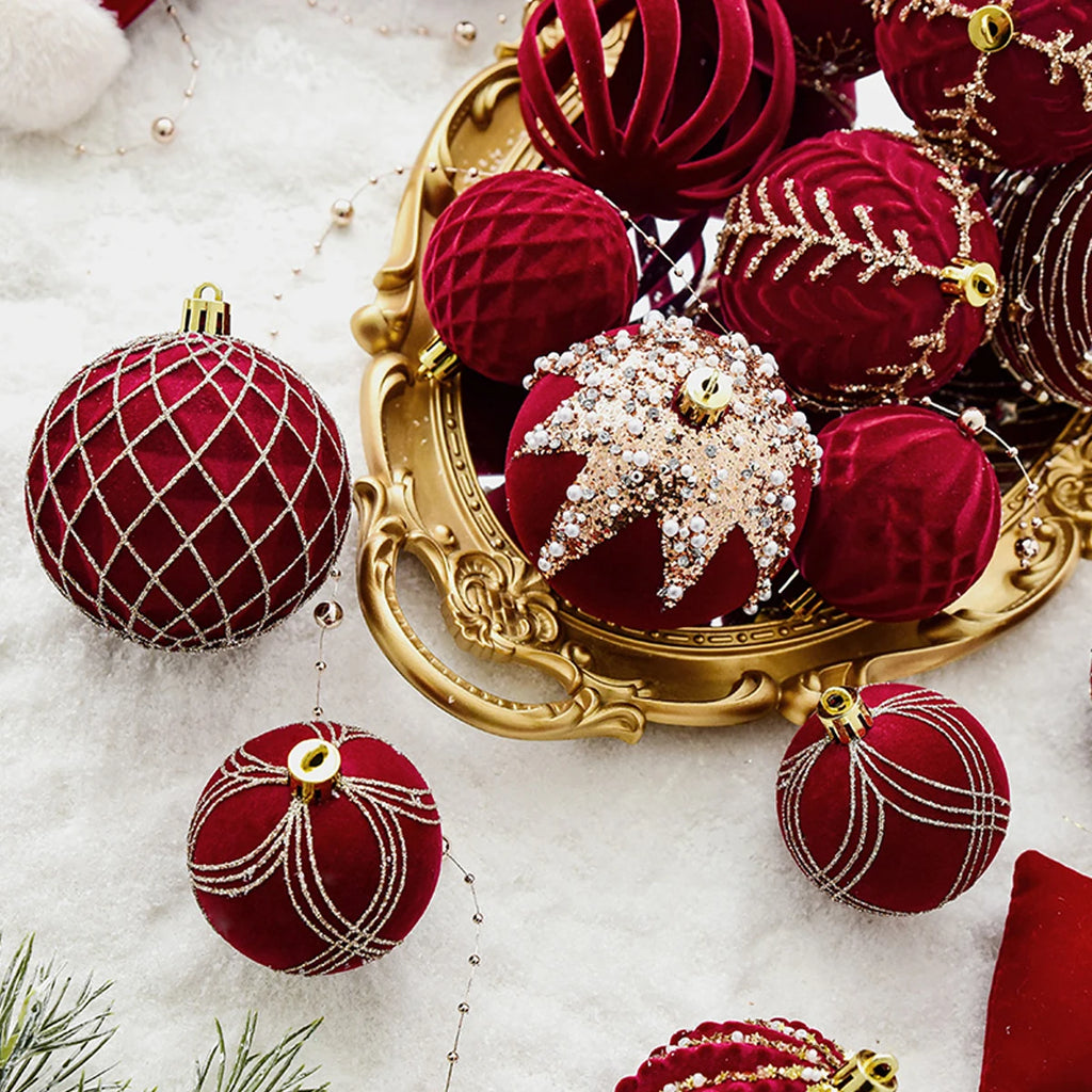 Decorazioni per l'albero di Natale con palline dipinte di rosso.