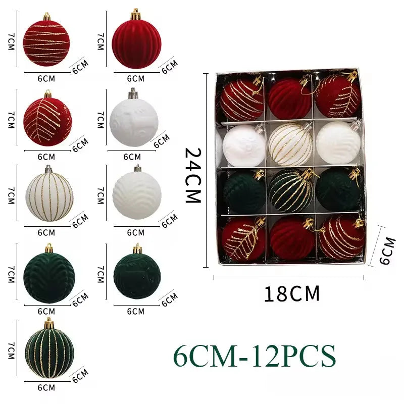 Decorazioni natalizie con palline rosso vino e albero di Natale bianco e verde scuro.