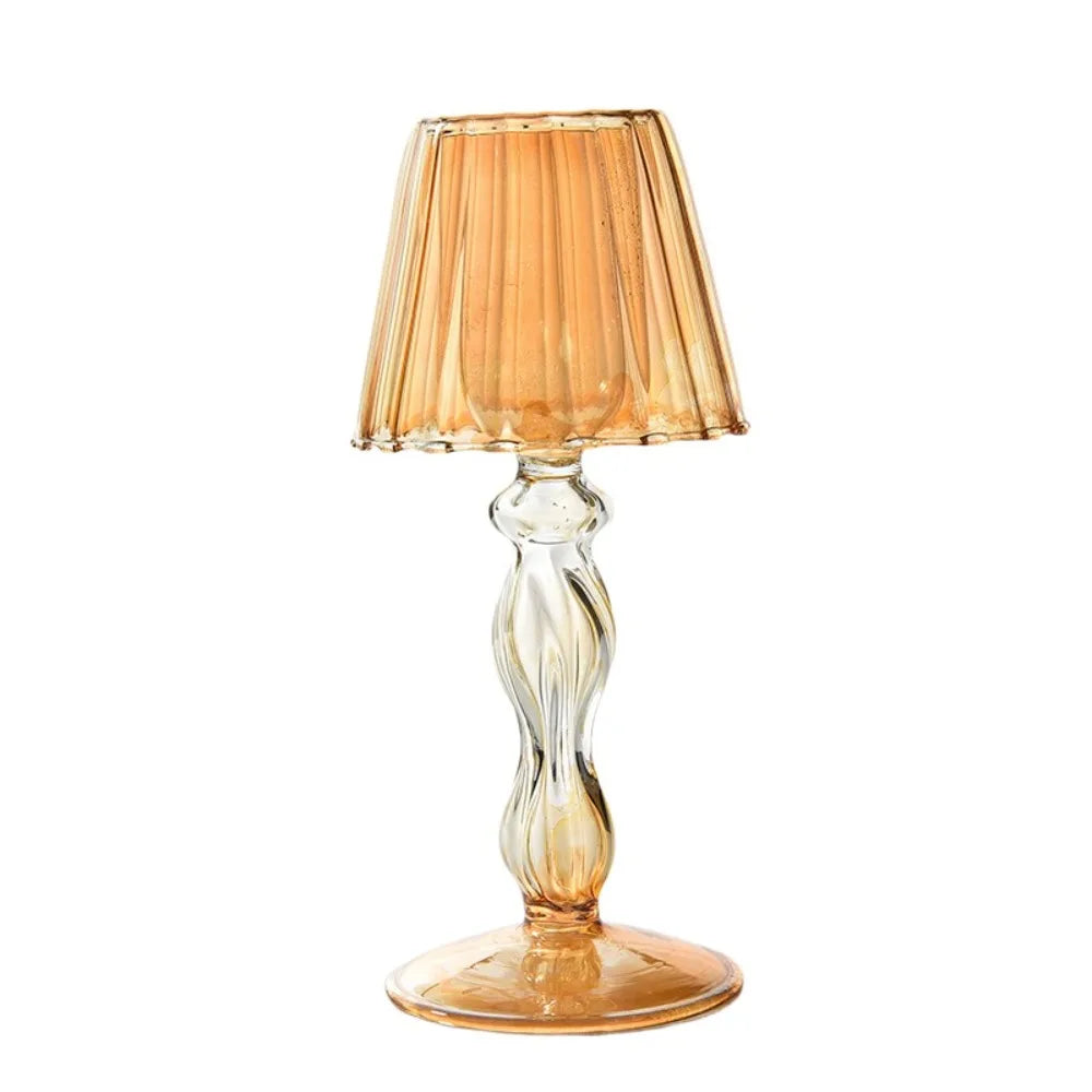 Candeliere in vetro con base alta a righe, creativo e delicato.