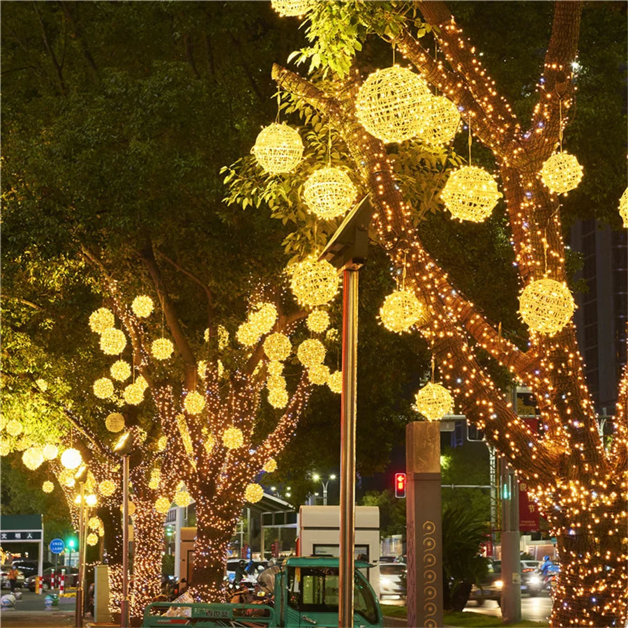 Luci di Natale a LED con sfere in rattan da esterno, 20 cm e 30 cm.