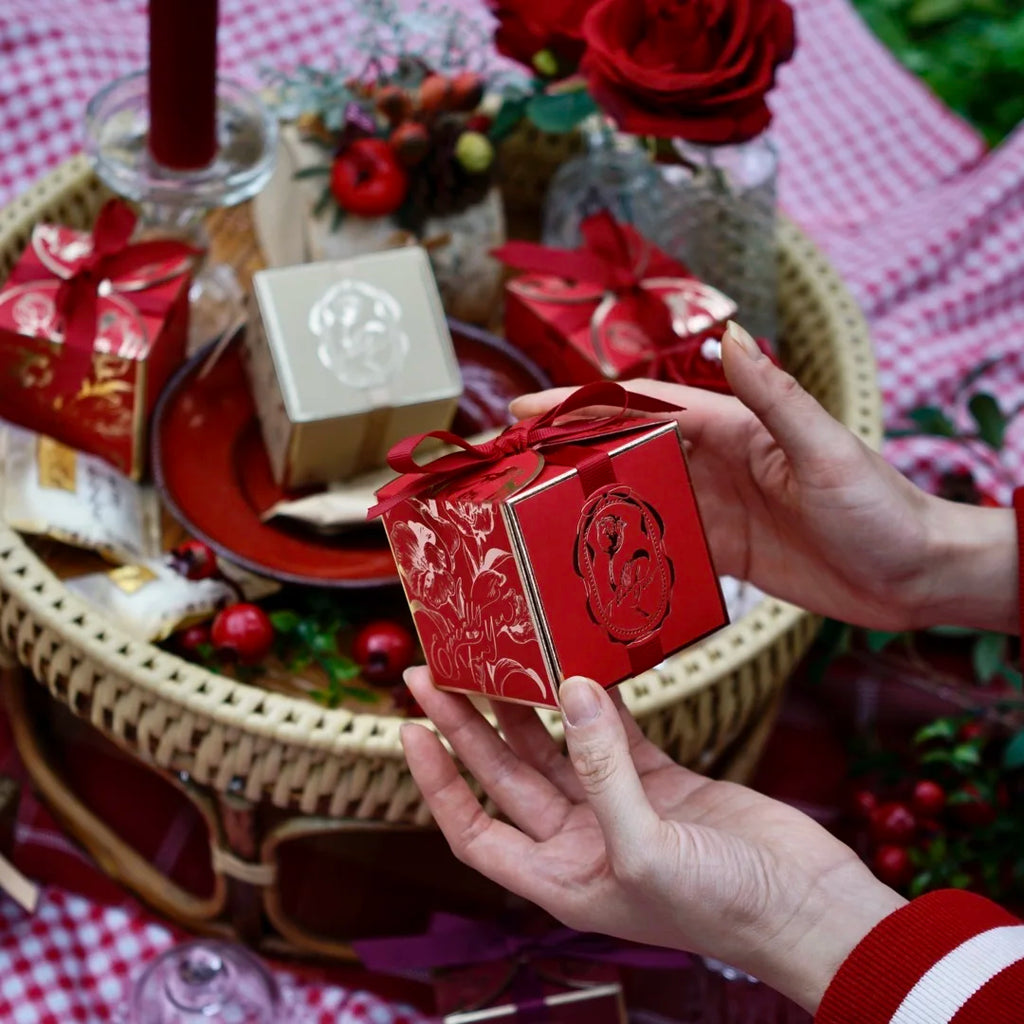 Scatole regalo in cartone con fiori di tulipani e caramelle.