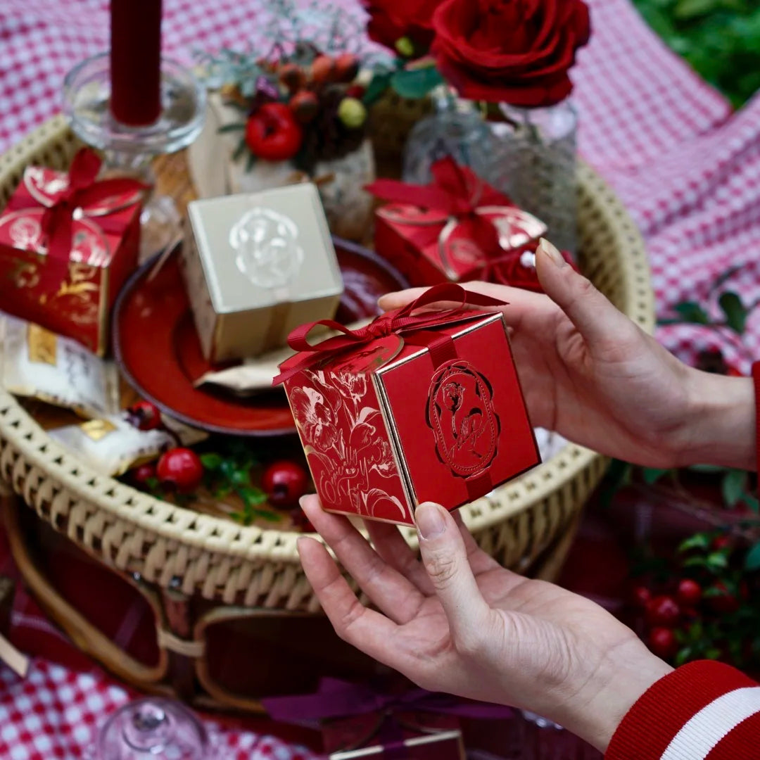 Scatole regalo in cartone con fiori di tulipani e caramelle.