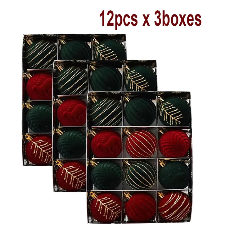 Decorazioni natalizie con palline rosso vino e albero di Natale bianco e verde scuro.