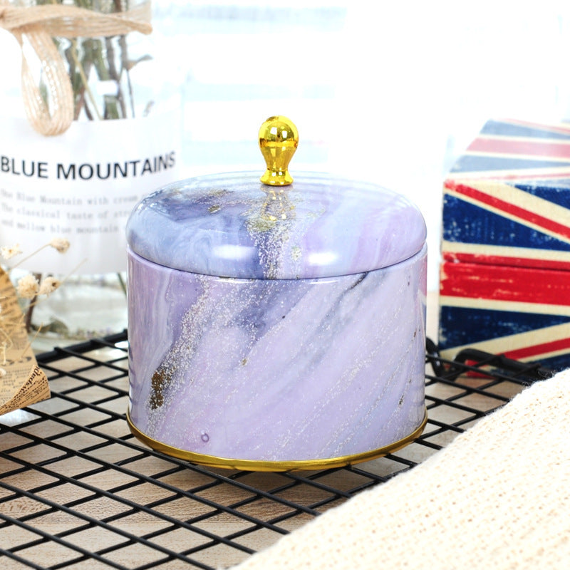 Splendidi contenitori rotondi in latta dal design accattivante.