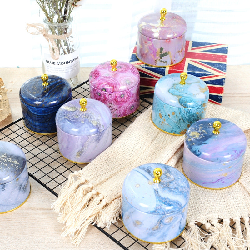 Splendidi contenitori rotondi in latta dal design accattivante.