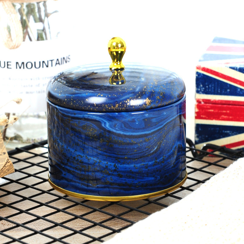 Splendidi contenitori rotondi in latta dal design accattivante.