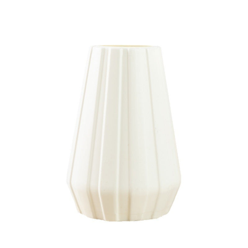 Vaso in plastica resistente, fiori artificiali, ornamenti.