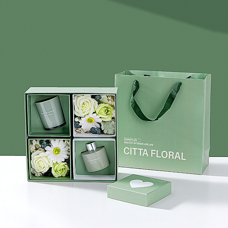 Kerzen-Geschenkbox mit duftendem Blumendesign